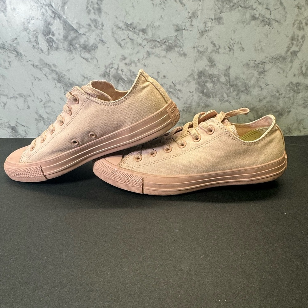 Converse Chuck Taylor All Star Unisex Low Top Sz Men’s (8) Women’s (10) Low Pink
